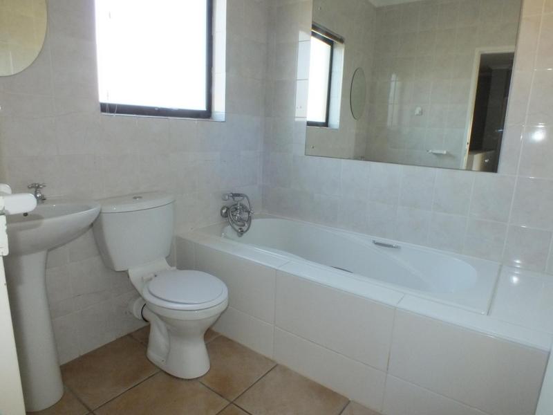 To Let 4 Bedroom Property for Rent in Van Riebeeckshof Western Cape